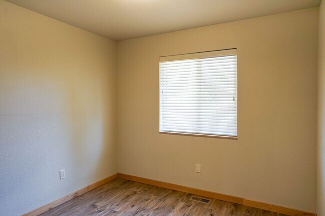Building Photo - Three Bedroom Home in Hayden