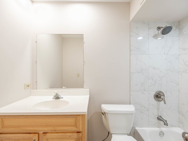 Building Photo - 530 Shorely Dr