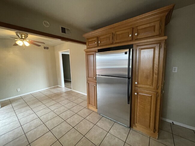 Building Photo - 3 Bed, 1 Bath Home with Large Corner Lot
