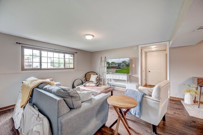 Building Photo - 7215 Larchwood Ln