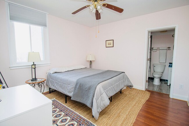 Building Photo - Fully Furnished 2 Bedroom, 2 Bath with Off...