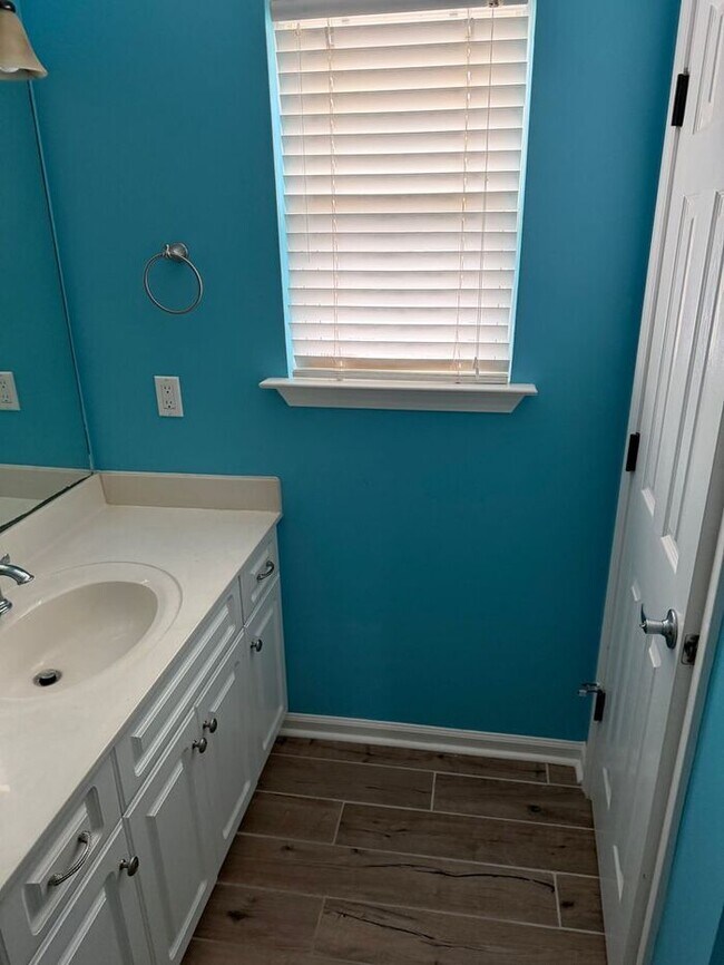 Building Photo - Maintenance Free Living 3 Bed/2.5 Bath