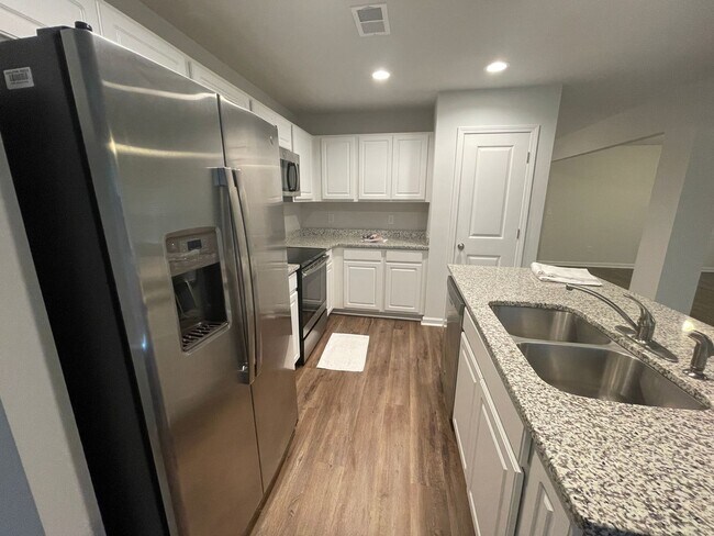 Building Photo - 3 bedroom home in Lexington area! Available in June