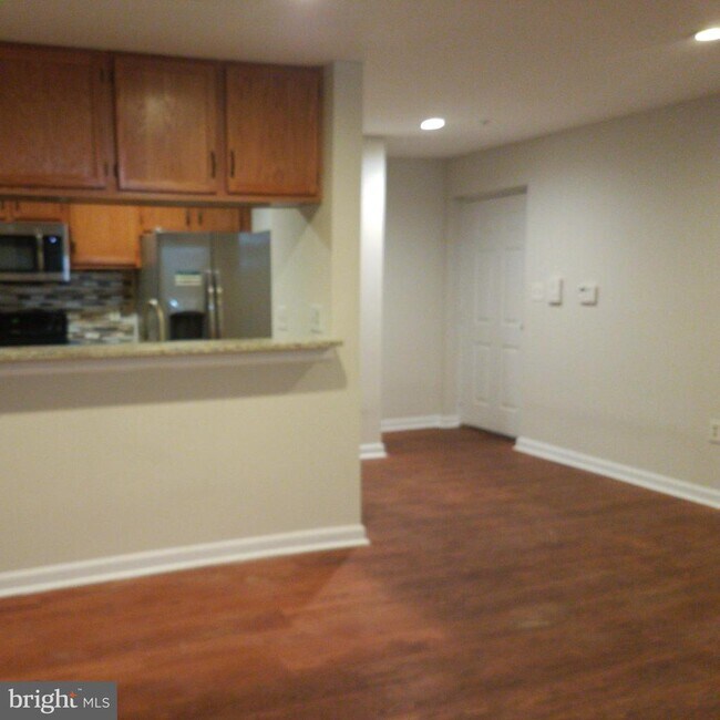 Building Photo - 9812 Lake Point Ct