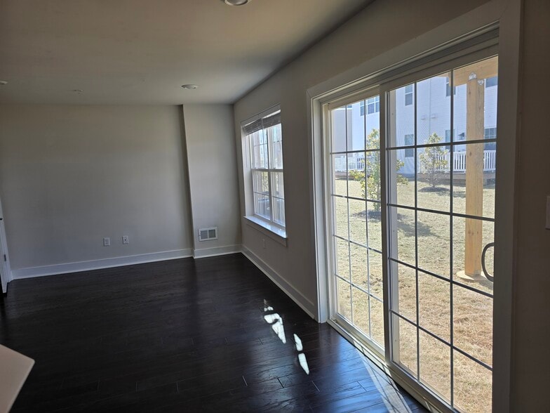 Building Photo - 226 Red Leaf Ln