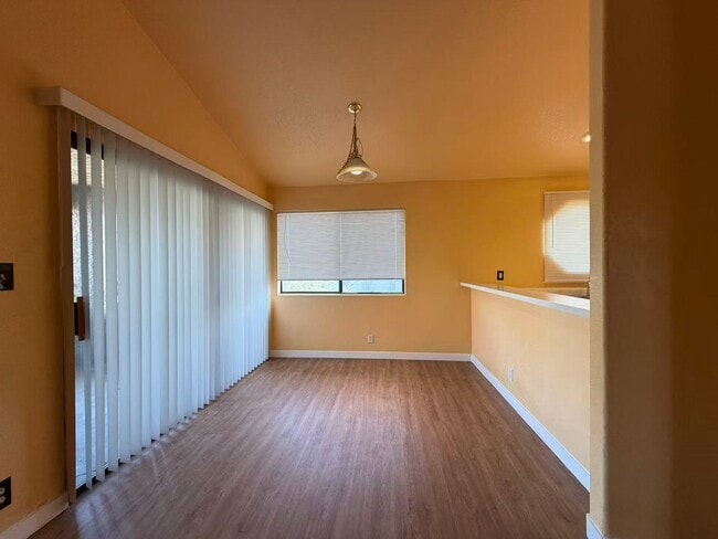 Building Photo - Charming two-story condo with 2 bedrooms