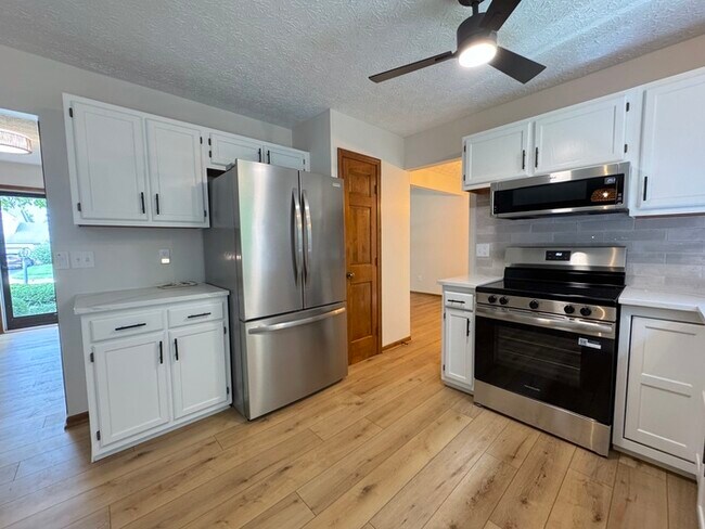 Building Photo - 564 Glenside Ln
