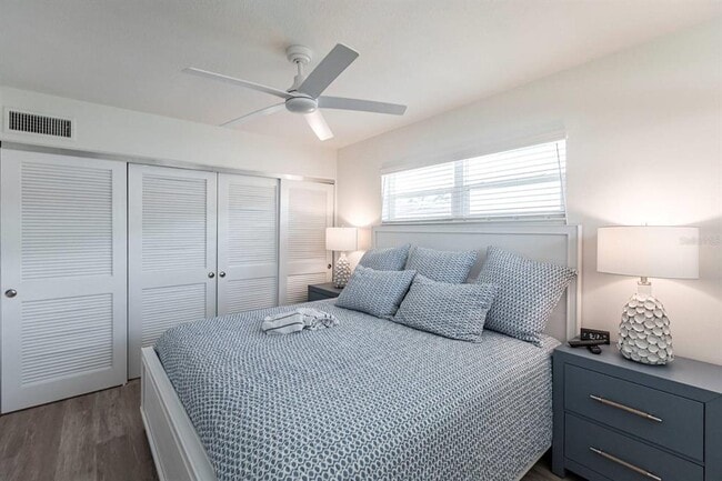 Building Photo - 6020 Midnight Pass Rd