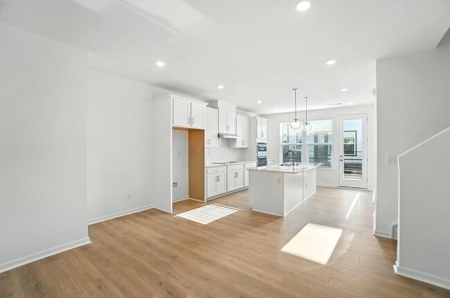 Building Photo - Brand-new three-story townhome in the Univ...