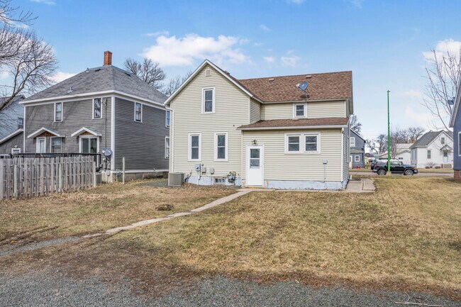 Building Photo - 521 Main St E