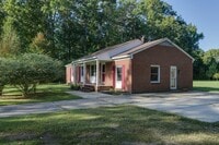 Building Photo - Welcome to Yorktown with a charming rural feel!