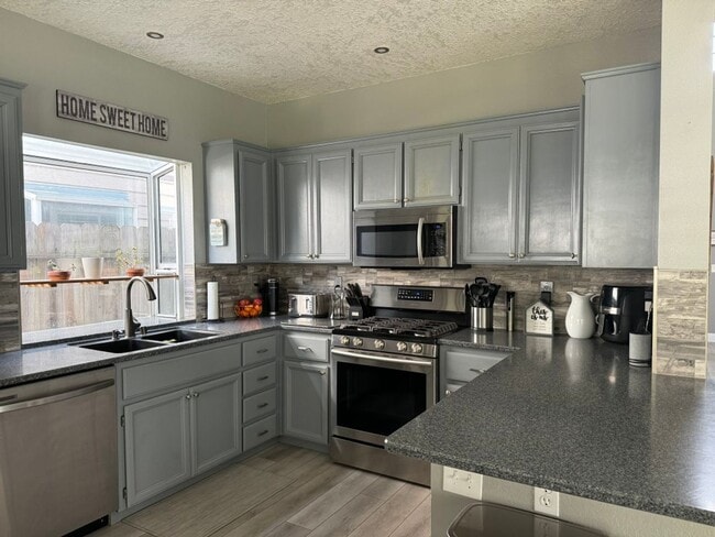 Building Photo - 4 Bedroom home in Dixon