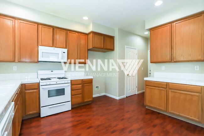 Building Photo - Spacious 4 Bedroom Home in North Natomas