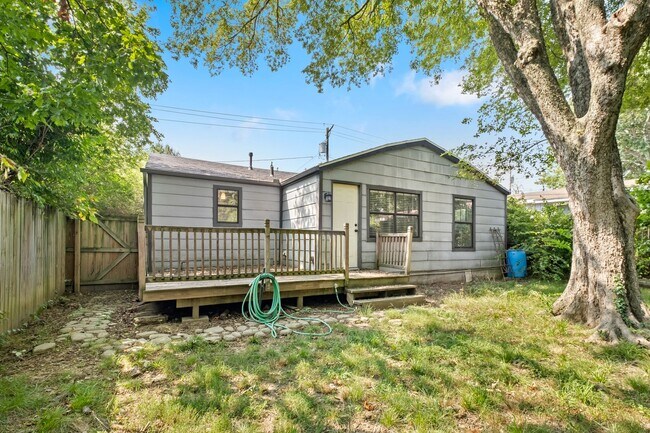 Building Photo - Beautiful home located in the heart of Fayetteville