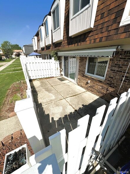Building Photo - 15566 Dupage Blvd