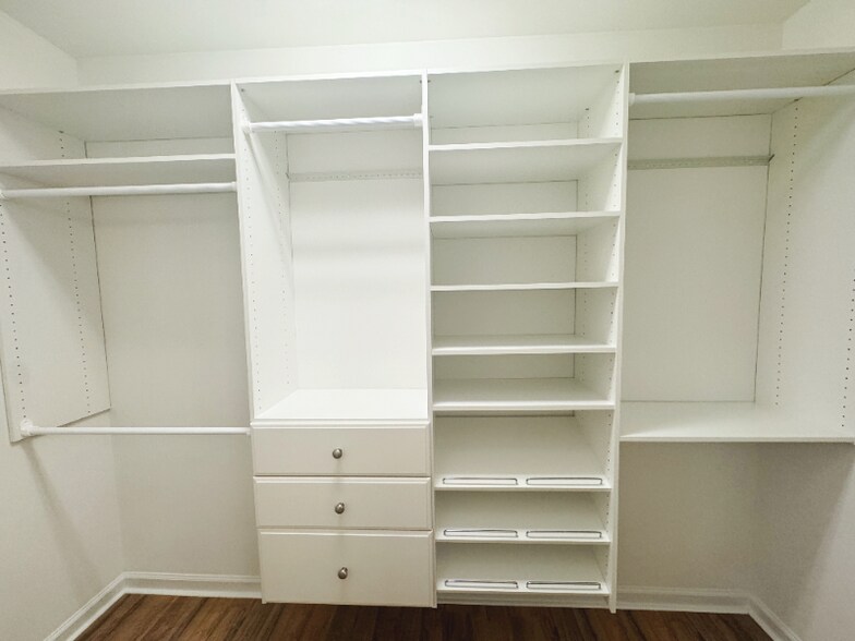 Building Photo - 2800 Lemnos Dr