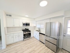Building Photo - 3712 Bryn Mawr Dr NE