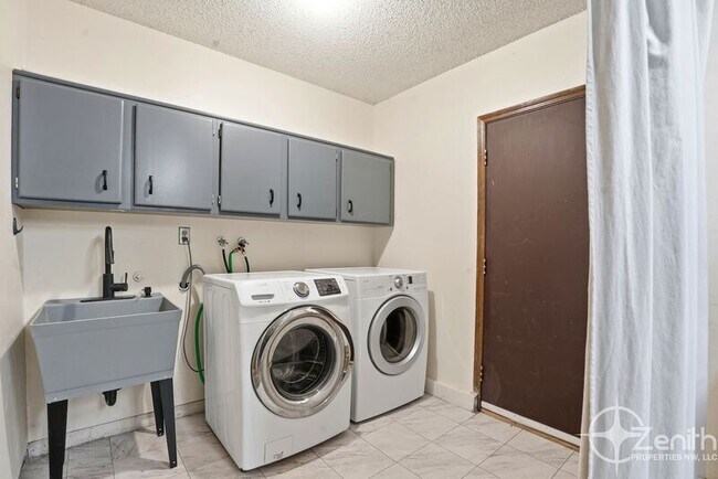 Building Photo - 13902 NE Piper Rd