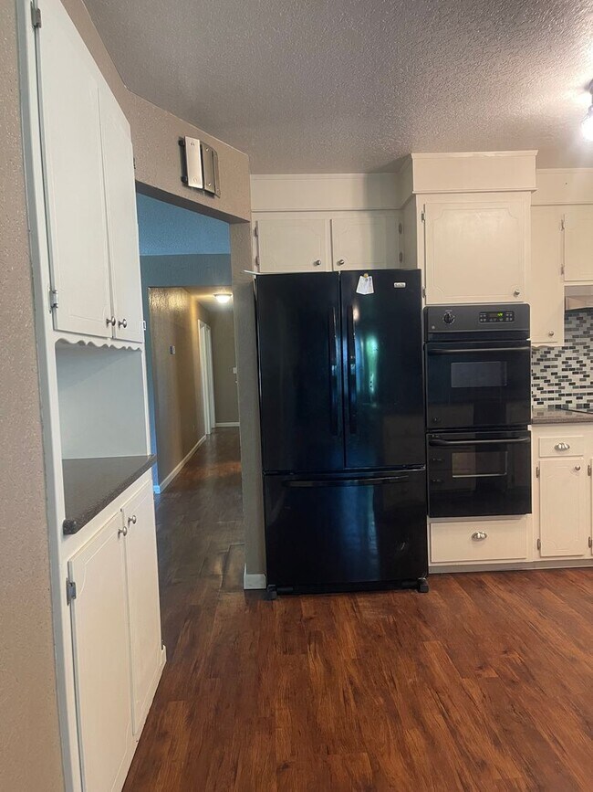 Building Photo - LARGE 4 BEDROOM 2 BATHROOM HOME IN THE PEPPERTREE SUBDIVISION