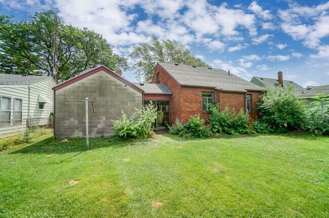 Building Photo - 347 Darrow Ave