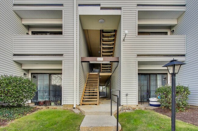 Building Photo - Top Floor 1-2 bed w/ a loft [ can be a 2nd BEDROOM] plus  1.5 Baths and SECURE GARAGE SPACE
