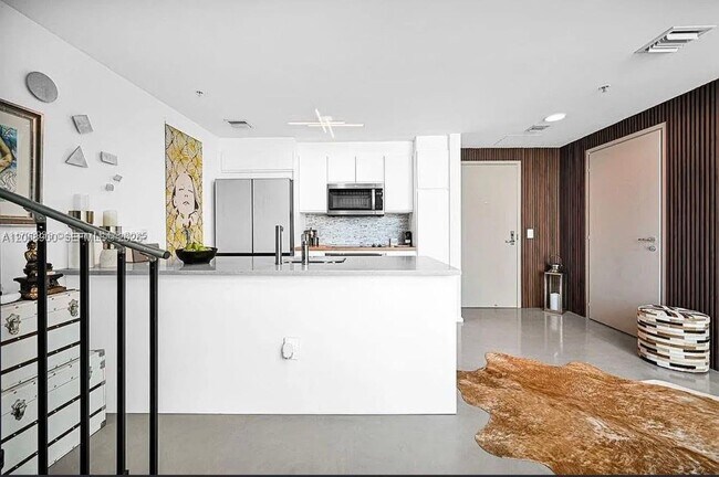 Building Photo - 300 S Biscayne Blvd