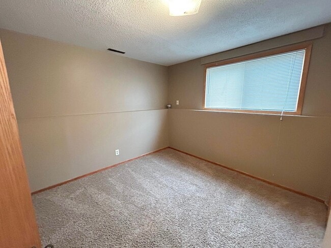 Building Photo - Move-In Ready 4 bed 2 bath off of West Circle Drive Available NOW!