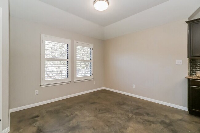 Building Photo - 701 Algerita Dr