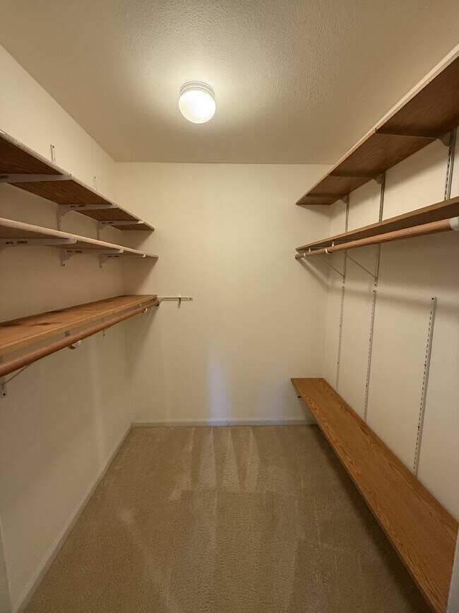 Building Photo - Spacious 4-Bedroom Retreat in Renton Available!