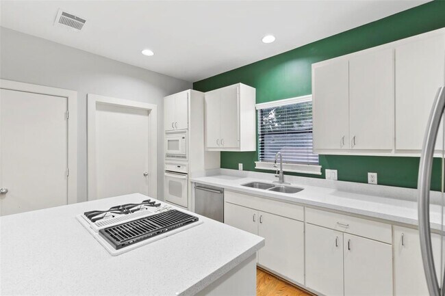 Building Photo - 1604 Reinerman St