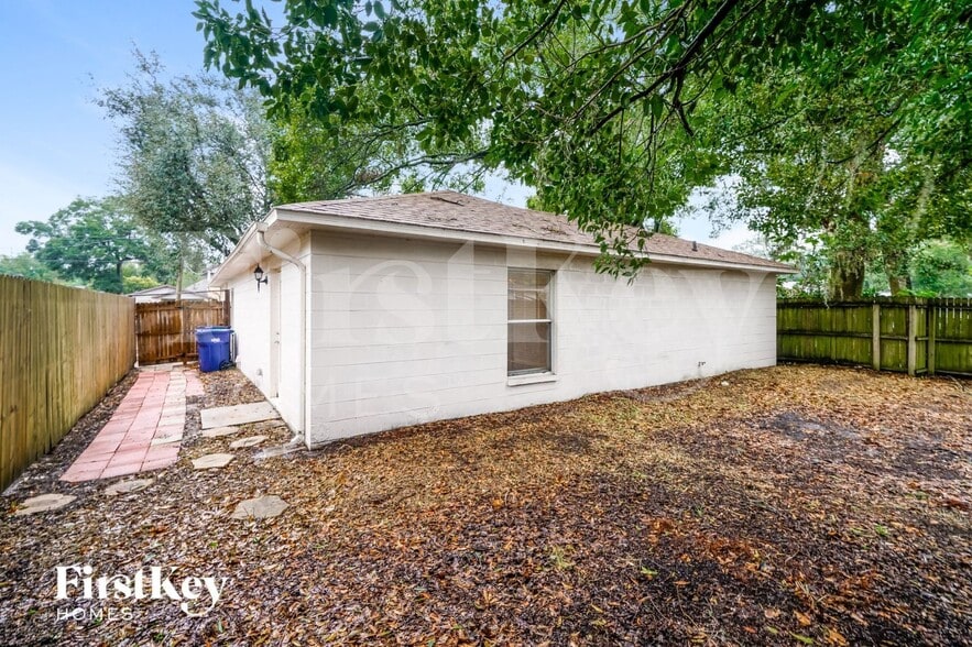 Building Photo - 812 W Sligh Ave