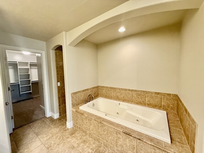 Building Photo - 2028 E 4500 S