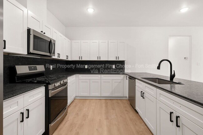 Building Photo - 8826 Cantera Dr