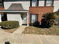 Building Photo - Great location