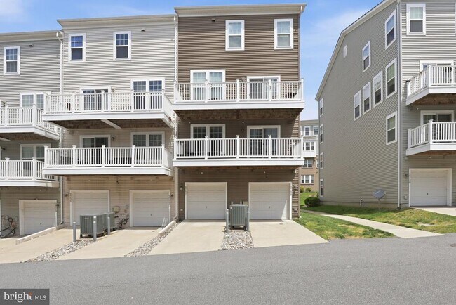 Building Photo - 2739 Pinebrook Rd