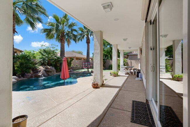 Building Photo - Charming Home with heated Pool & Spa! Amaz...