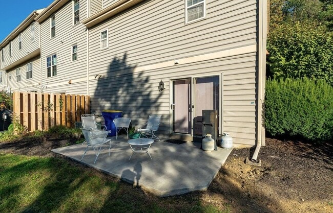 Building Photo - 2BR/2.5BA End Unit Condo | Central York SD | Open Layout | Parking + Patio | Spacious Living!