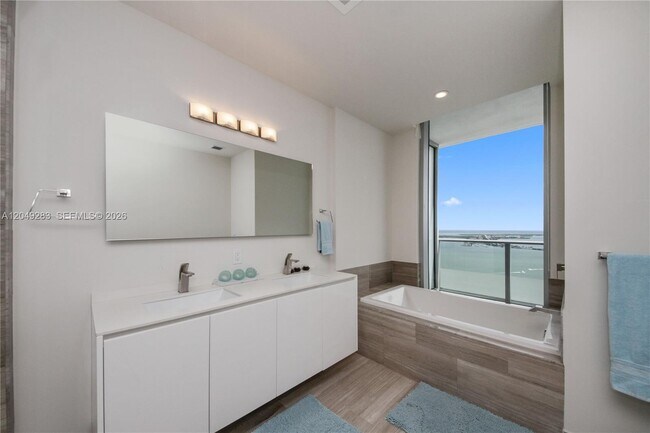 Building Photo - 1300 Brickell Bay Dr