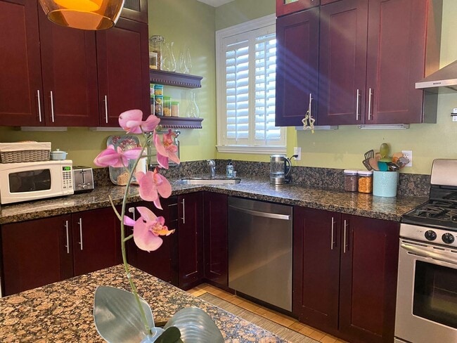 Building Photo - 525 Gough St