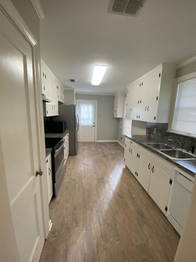 Building Photo - Recently renovated 3 bedroom home for leas...