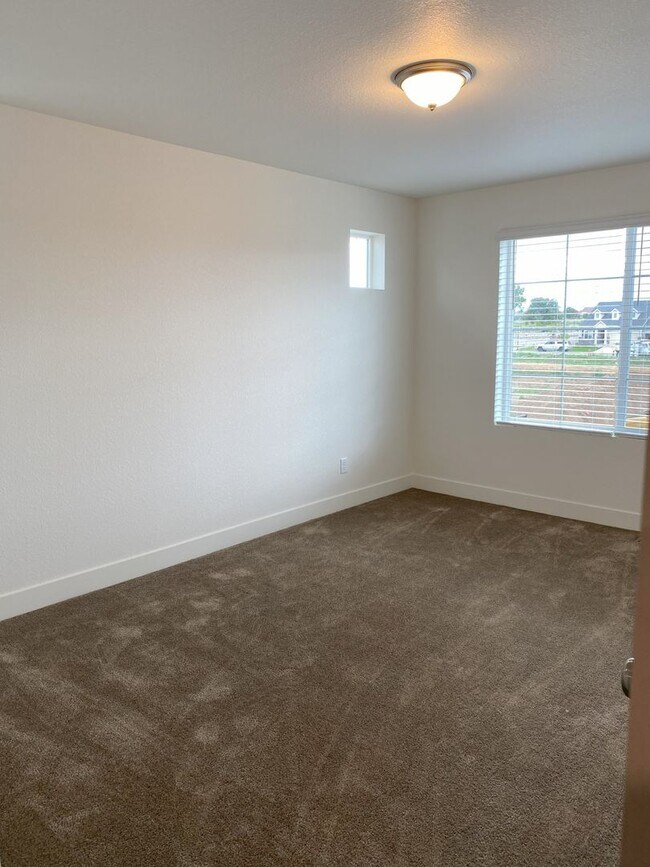 Building Photo - Stunning 4 bed 3.5 bath in Johnstown. Available NOW!