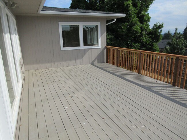Building Photo - Mid-Century Four Bedroom in Candalaria