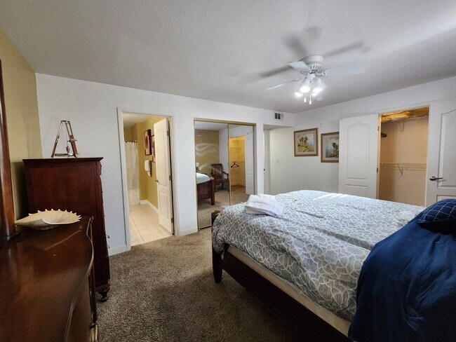 Building Photo - Gated 2 Bedroom Condo - Furnished