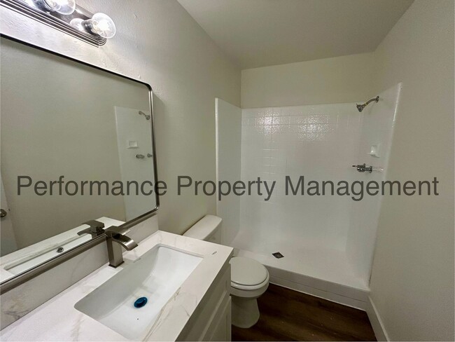 Building Photo - Newly Remodeled 4 Bed/2 Bath SW Bakersfiel...