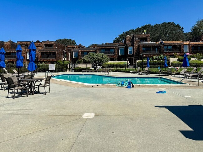 Building Photo - Luxurious Coastal Living: Fully Remodeled 3-Bed, 3.5-Bath with Ocean Views in Sea Point