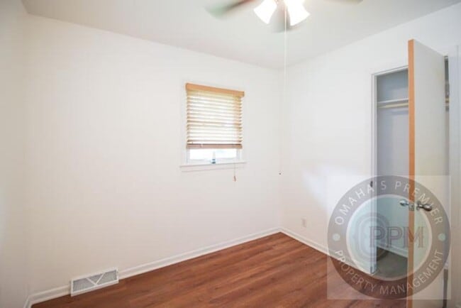 Building Photo - Spacious 3 Bedroom / 1 Bathroom Home in Be...