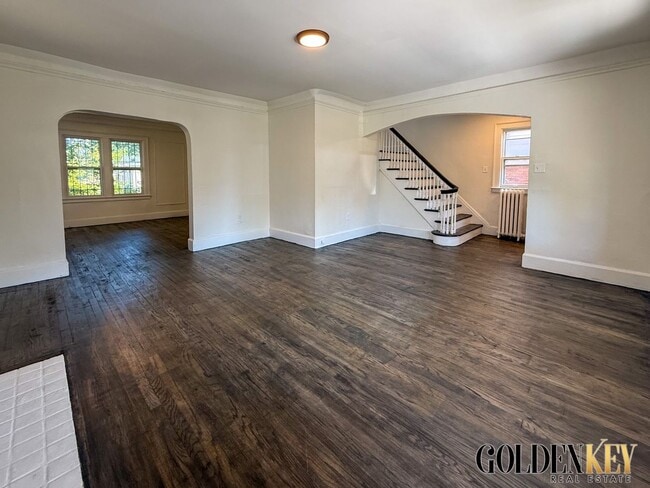 Building Photo - Beautifully redone large 3 bedroom home!