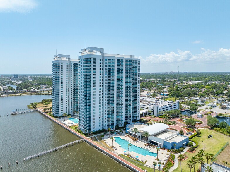 Building Photo - 231 Riverside Dr