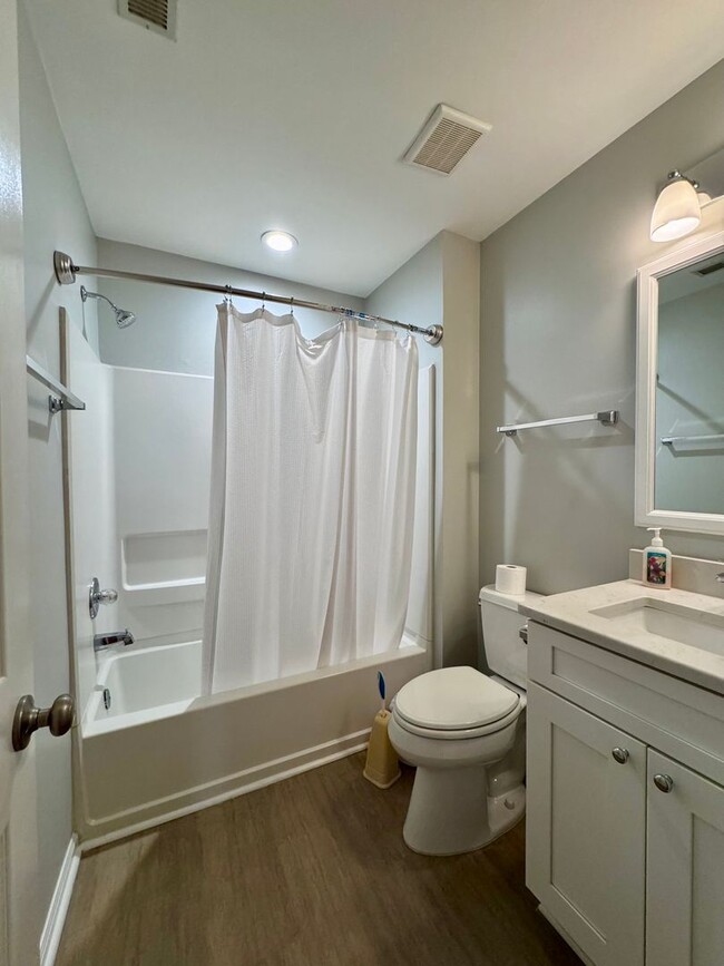 Building Photo - Desirable End Unit Townhome in Five Oaks!
