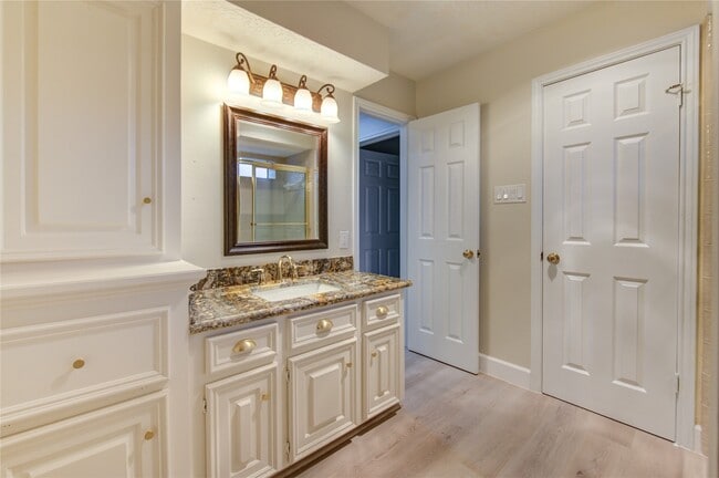 Building Photo - 714 Last Arrow Dr